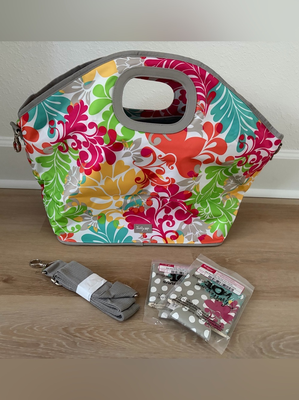 thirty-one NWT Thermal Tote w/Detachable Strap & Matching Koozies